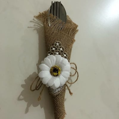 صورة مفرش طقم الطعام  مزين بوردة بيضاء