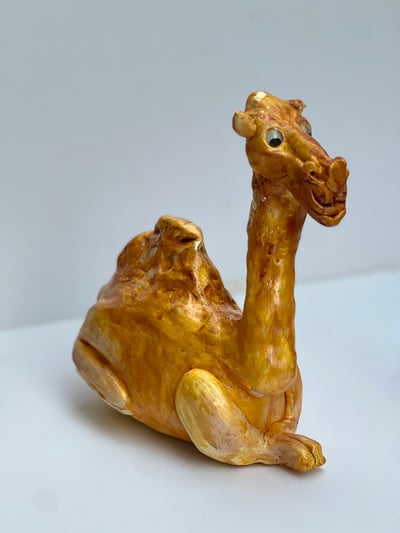 صورة تحفه فنيه مجسم على شكل جَمل 