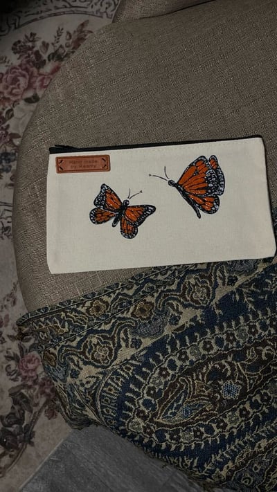 صورة محفظه الفراشه 🧡🧡