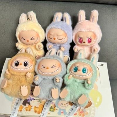صورة أنيمي الشكل Labubu صندوق أعمى لديها مقعد سلسلة قلادة يتدفقون لعبة مجسمة Kawaii الوحش طبق ال