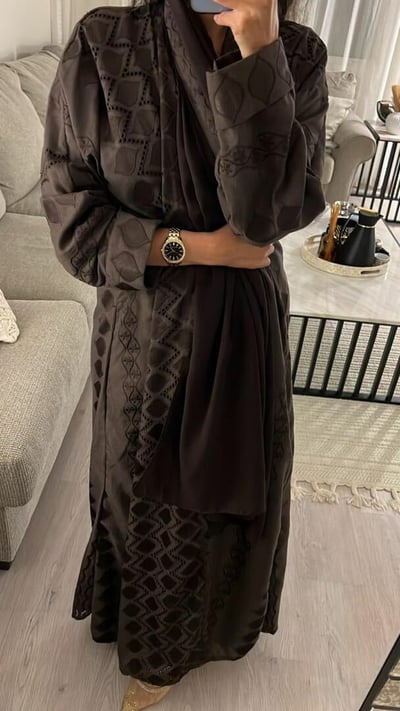 صورة عبايه ركامه بني