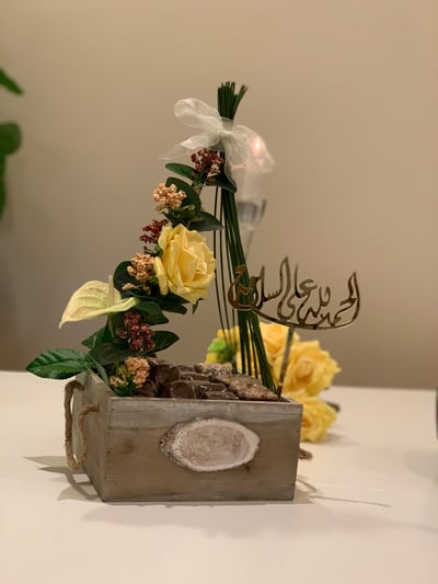 صورة صينية خشب مزينة بالورد 