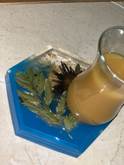 صورة قاعدة مزينة بورق الشجر