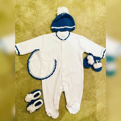 صورة طقم ملابس كروشيه للاطفال