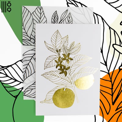صورة بطاقة إهداء بزخارف ذهبية لامعة لشجرة البرتقال مع ظرف