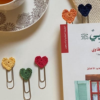 صورة فاصل للكتب مشبك قلوب