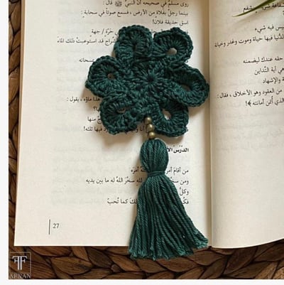 صورة فاصل للكتب ورده خضراء