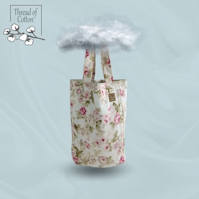 صورة حقيبة لحمل ترمس القهوة والشاي بشكل جميل مصنوعة يدويا من قماش قطن بلون اوف وايت مورد ومبطنة بقماش مقلم جميل