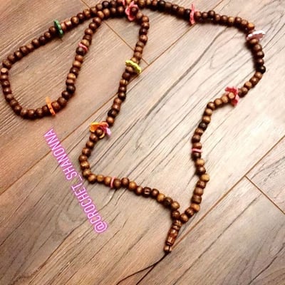 صورة تعليقة جوال شكل سبحة مطعم بالكروشيه