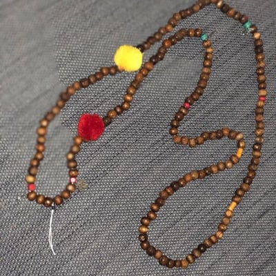 صورة تعليقة جوال لون اصفر و احمر
