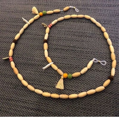 صورة سلسلة للنظارة لون بيج 