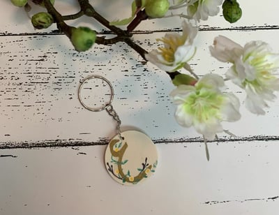 صورة ميدالية بحرف (ع) ذهبي