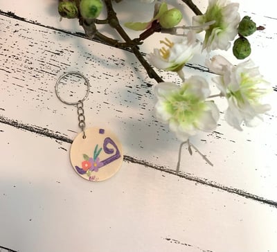 صورة ميدالية حرف (ف) بنفسجي 