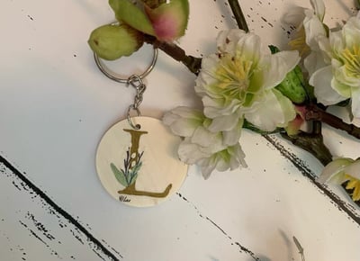 صورة ميدالية خشبية حرف (L) ذهبي 