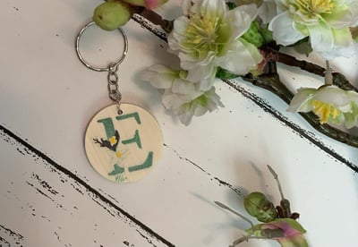 صورة ميدالية خشبية حرف (E)