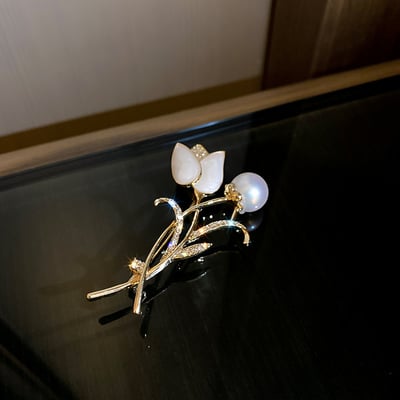 صورة بروش نسائي رسمي لؤلؤ