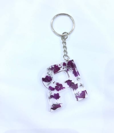 صورة ميدالية مفاتيح حرف R بالورد الطبيعي مصنوعة يدويا  بالريزن  Keychain letter R