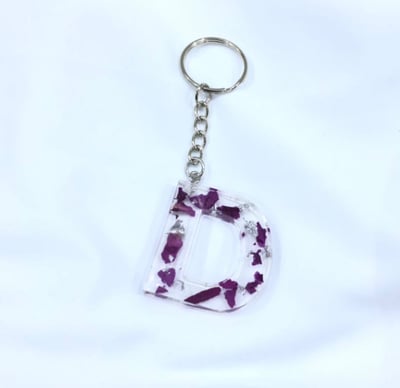 صورة ميدالية مفاتيح حرف D بالورد الطبيعي مصنوعة يدويا  بالريزن  Keychain letter D