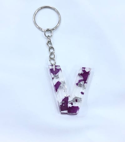 صورة ميدالية مفاتيح حرف V بالورد الطبيعي مصنوعة يدويا  بالريزن  Keychain letter V