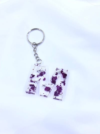 صورة ميدالية مفاتيح حرف M بالورد الطبيعي مصنوعة يدويا  بالريزن  Keychain letter M