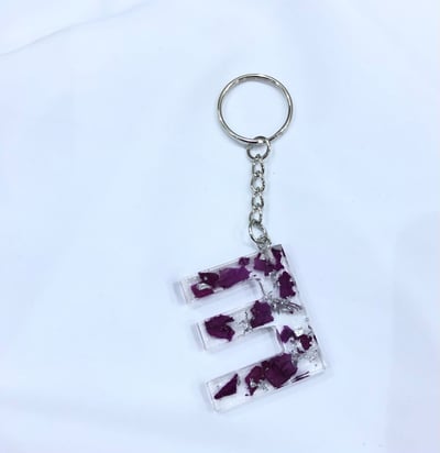 صورة ميدالية مفاتيح حرف E بالورد الطبيعي مصنوعة يدويا  بالريزن  Keychain letter E