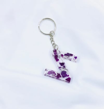 صورة ميدالية مفاتيح حرف Z بالورد الطبيعي مصنوعة يدويا  بالريزن  Keychain letter Z