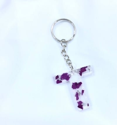 صورة ميدالية مفاتيح حرف T بالورد الطبيعي مصنوعة يدويا  بالريزن  Keychain letter T