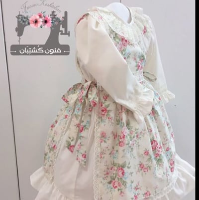 صورة فستان ابيض و مزين ب ورود