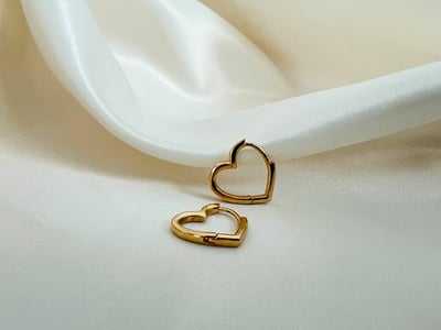 صورة حلق قلب مطلي