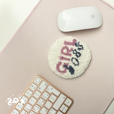 صورة قاعدة كوب بعبارة girl boss - mug coaster