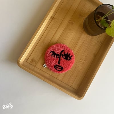 صورة قاعدة كوب غمزة من خيوط القطن الناعم بلون وردي منعش - coaster punch needle 