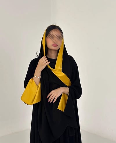 صورة عبايه كريب ملكى وتفته لونين عسلى وزهر