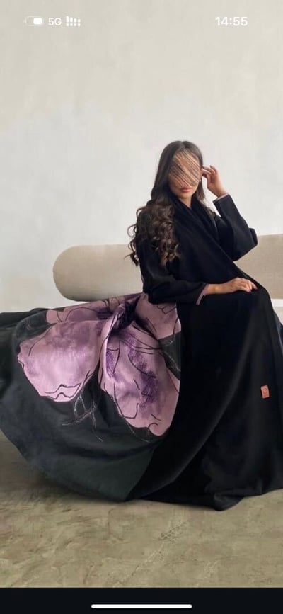 صورة عبايه سودا سيراميك طبعه ورده فى الخلف