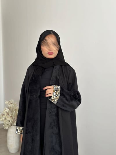 صورة عبايه سودا وجهين شتوي  