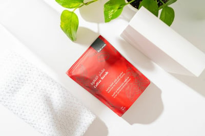 صورة مقشر القهوة من داكنة للتصبغات وجفاف البشرة