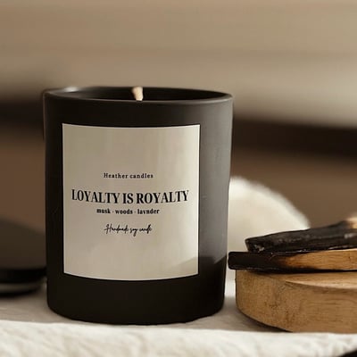 صورة شمعة loyalty is royalty  مسك وأخشاب و اللافندر 