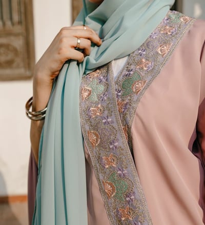 صورة عباية بقصة الكيب لون وردي وأطراف بكلفة مطرزة - Peony 🌸