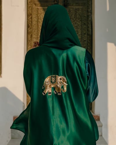 صورة عباية  بلون أخضر عشبي بقماش التفتا  وتطريز برسمة فيل مميز - Diwali 🪔 🐘 