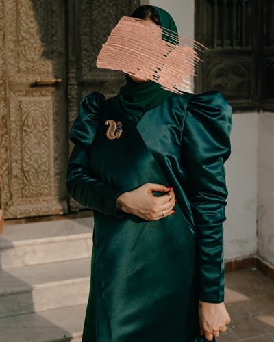 صورة عباية كلوش لون  أخضر زمردي بقماش التفتة - Peacock 🦚 