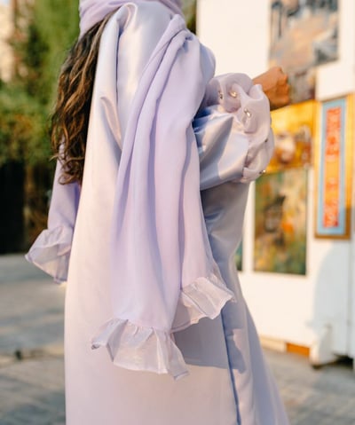 صورة عباية باللون الوردي وقماش التفته وأكمام مزينة -  Lavender 🦄
