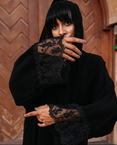 صورة عباية كريب أسود بكلفة دانتيل ناعمة -  Noir🖤