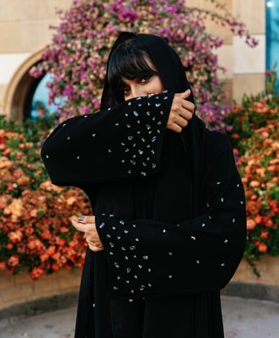 صورة عباية سوداء كريستال مزينة بـ Crystals 