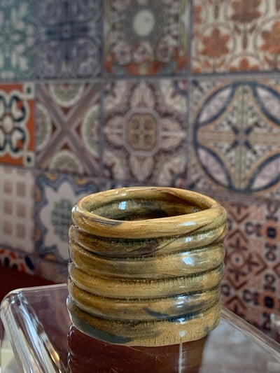صورة كوب خزف صنع يدوي