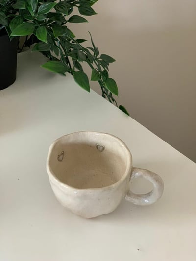صورة كوب قلوب أبيض ورمادي