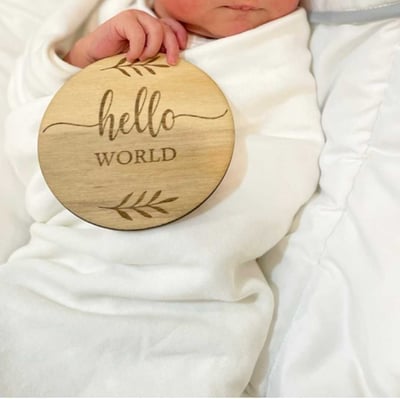 صورة لوحة خشبية لتصوير المواليد بعبارة Hello World 