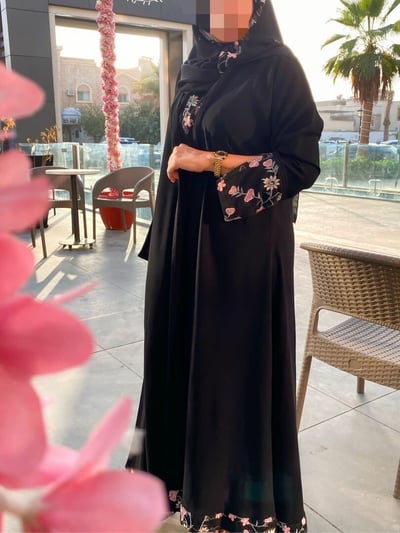 صورة عباية الورود - كريب النجمة الأسود وأطراف تول مورد 